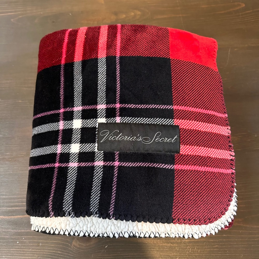 Victoria's Secret Red Plaid Sherpa Fleece Throw Blanket 50x60